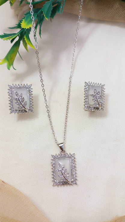 ✨ Stylish Locket Chain with Tops Set ✨