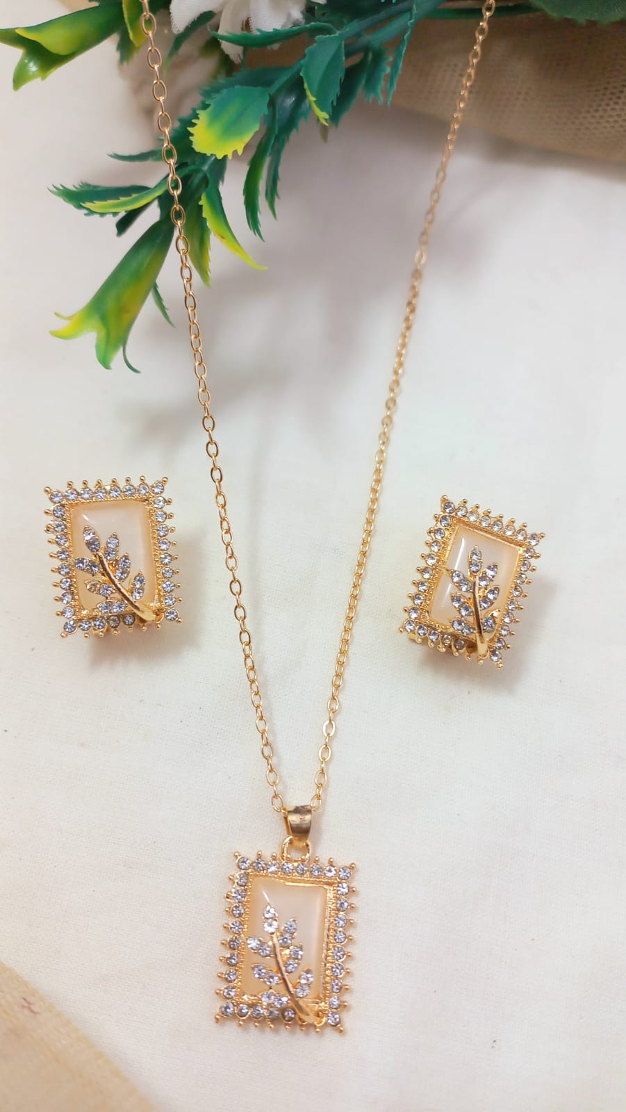 ✨ Stylish Locket Chain with Tops Set ✨