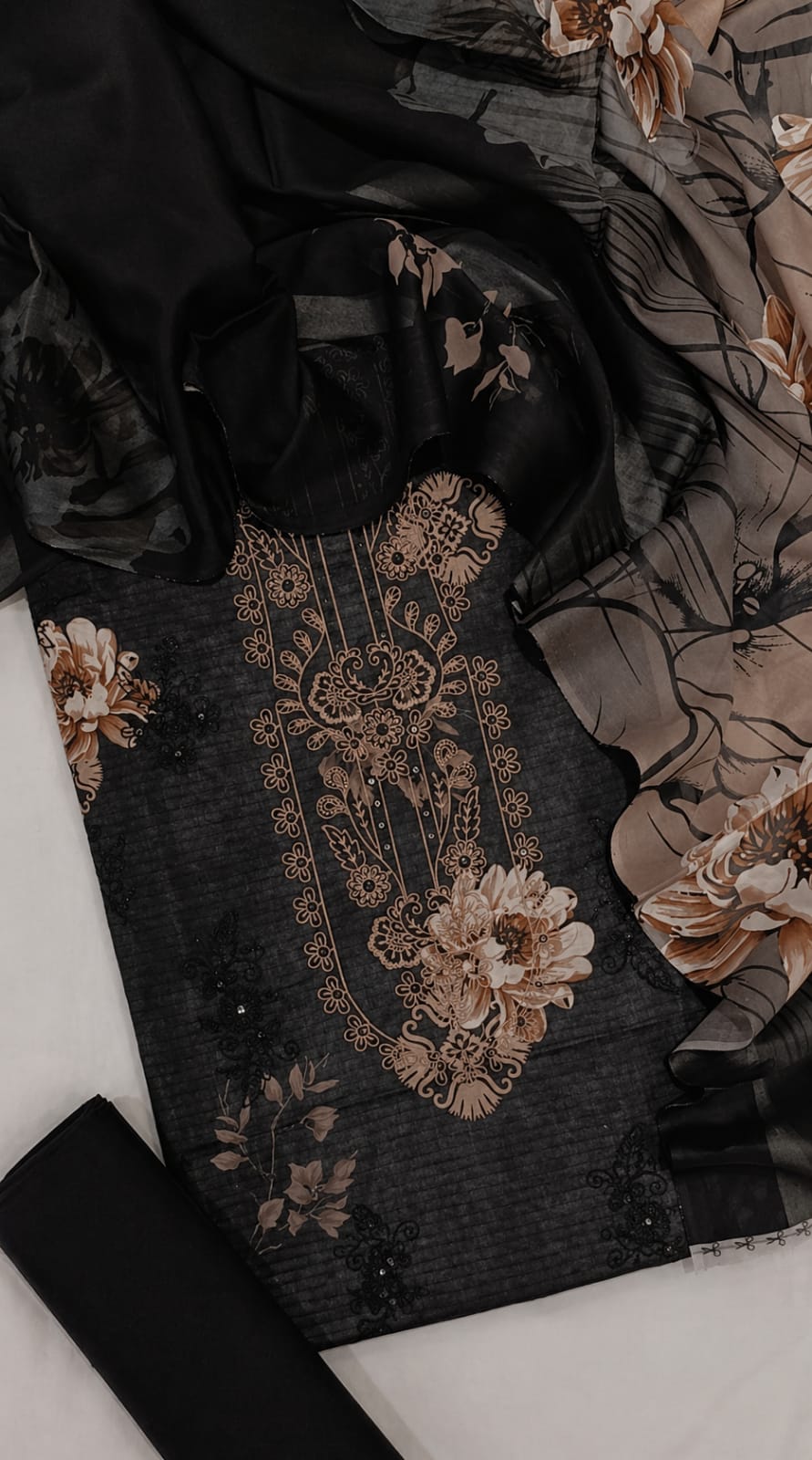 ✨ Premium Unstitched Lawn Suit – Luxury Collection ✨
