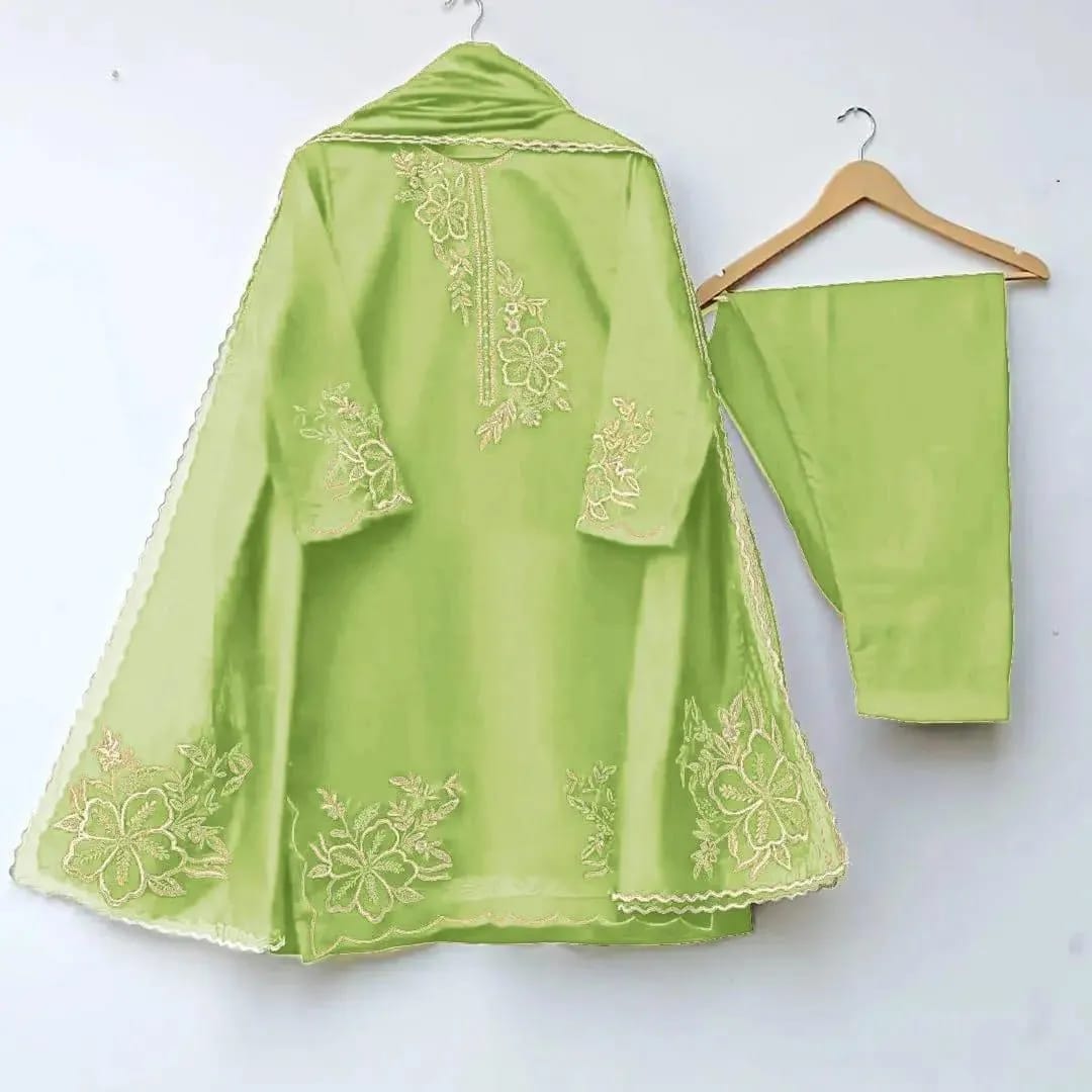 ✨💚 Green Embroidered Organza 3PC Suit 💚✨